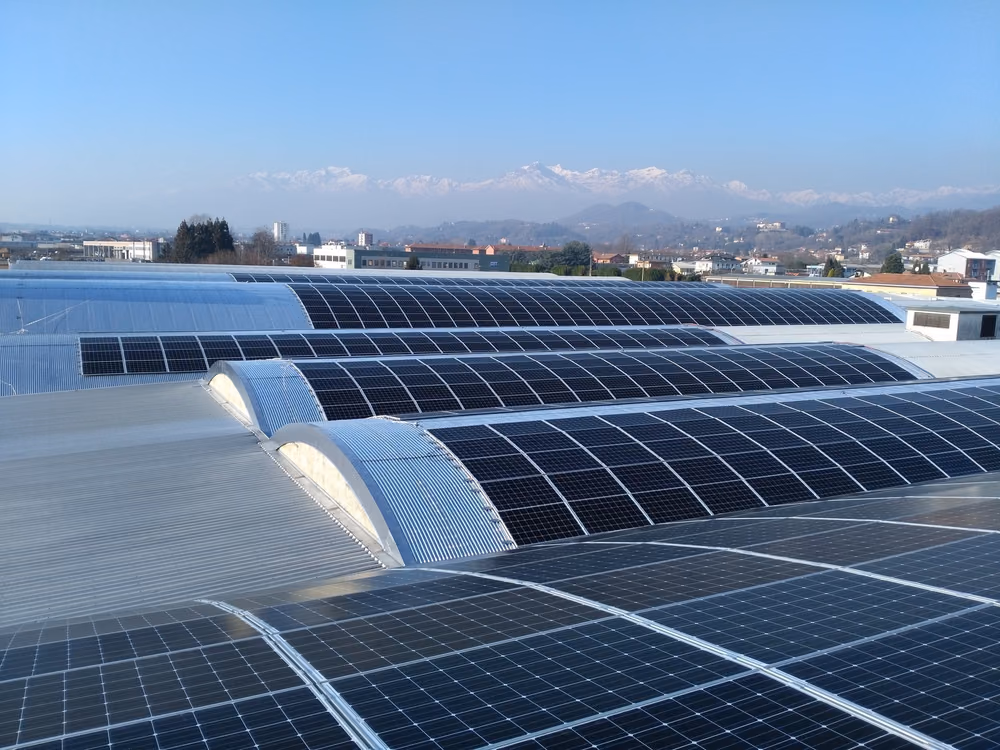 Impianto fotovoltaico sui tetti curvi di un capannone industriale
