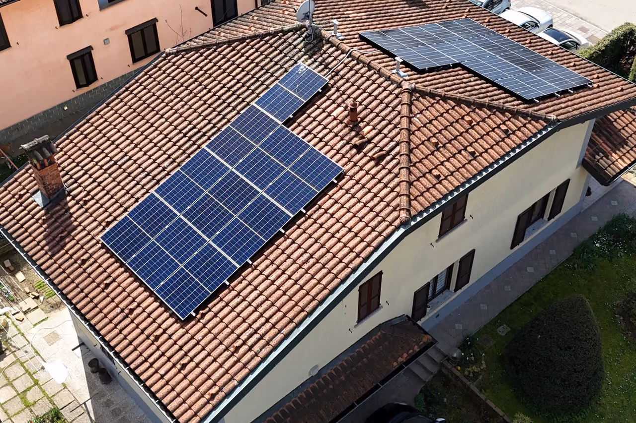 Impianto fotovoltaico sul tetto di una villetta, visto dal drone